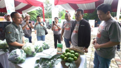 Wakil Ketua MPR, Jazilul Fawaid bersama Pembina Jurnalis Indonesia Peduli (JIP), Pratama Dahlian Persadha dan Ketua Panitia Jurnalis Fest 2023, Johanes Odja meninjau bazar Jurnalis Fest 2023, Taman Pemuda Pratama, Tanah Baru, Depok, Jawa Barat pada Sabtu (25/2/2023). (Tim JIP)