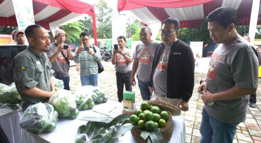 Wakil Ketua MPR, Jazilul Fawaid bersama Pembina Jurnalis Indonesia Peduli (JIP), Pratama Dahlian Persadha dan Ketua Panitia Jurnalis Fest 2023, Johanes Odja meninjau bazar Jurnalis Fest 2023, Taman Pemuda Pratama, Tanah Baru, Depok, Jawa Barat pada Sabtu (25/2/2023). (Tim JIP)