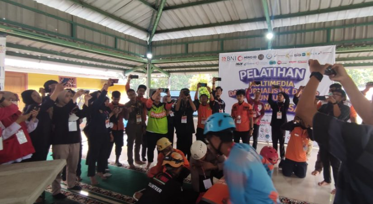Ratusan relawan SAR ikut pelatihan jurnalistik di Jurnalis Fest 2023 di Taman Pemuda Pratama Depok, Jawa Barat, Jumat (24/2/2023). (Tim JIP)