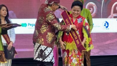 Menginspirasi Lewat Aksi: Emmy Kuswandari Terima Kartini Award 2024