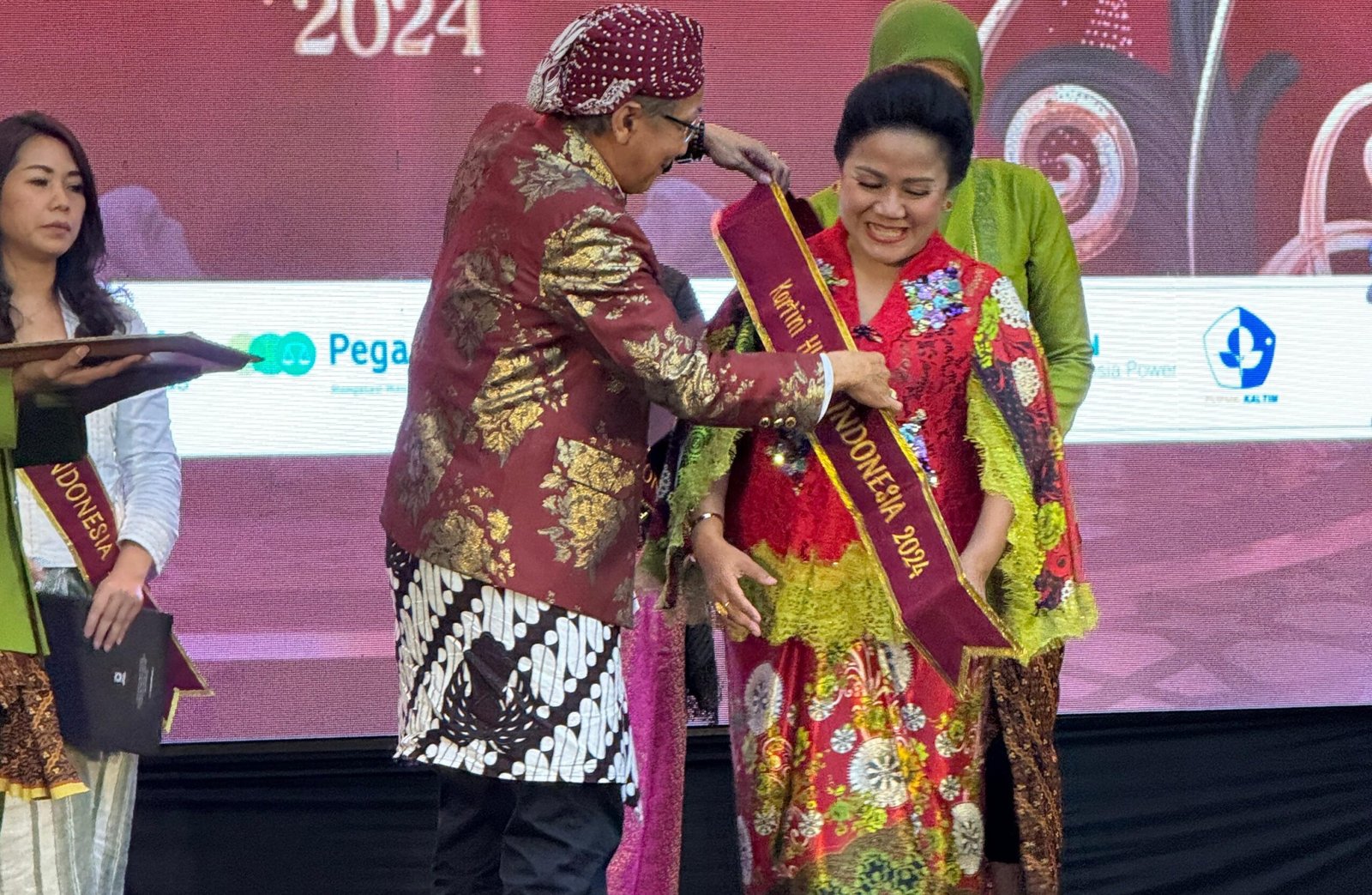 Emmy Kuswandari menerima Kartini Award 2024 di ajang The 2nd Kartini Humas Indonesia (KaHI) 2024 di Graha Pos Indonesia, Bandung, Jawa Barat, pada Jumat (30/8/2024).